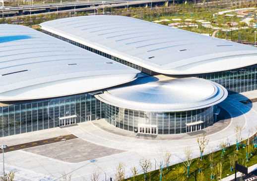 Forma pawilonu z dwoma skrzydłami organizuje funkcję i przestrzeń Międzynarodowego Kongresu i Wystawy w Nantong.